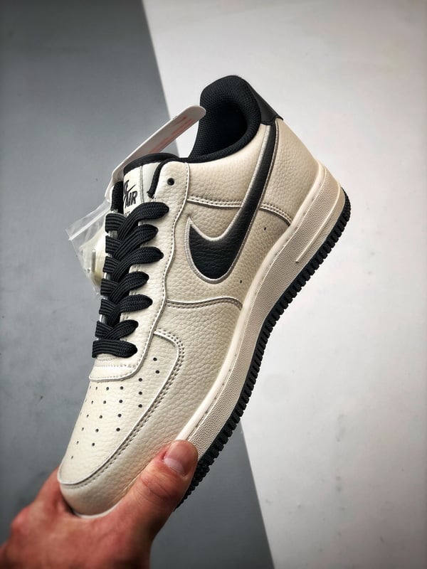 NOCTA x Air Force 1 Low Creme e Preto - Vista 5