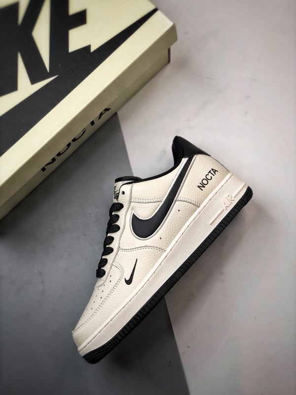 NOCTA x Air Force 1 Low Creme e Preto - Vista 8