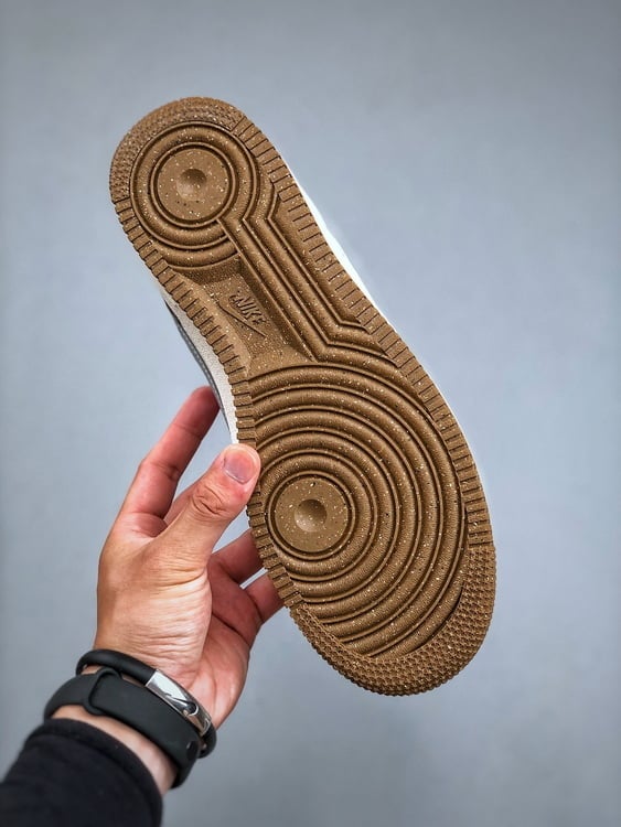 Nike Air Force 1 Low 07 Cinza e Branco Duplo Swoosh - Vista 3