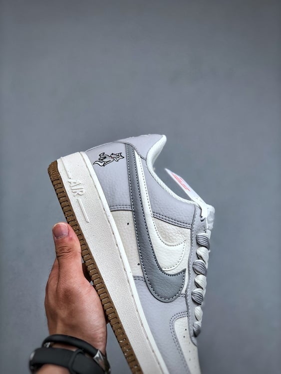 Nike Air Force 1 Low 07 Cinza e Branco Duplo Swoosh - Vista 5