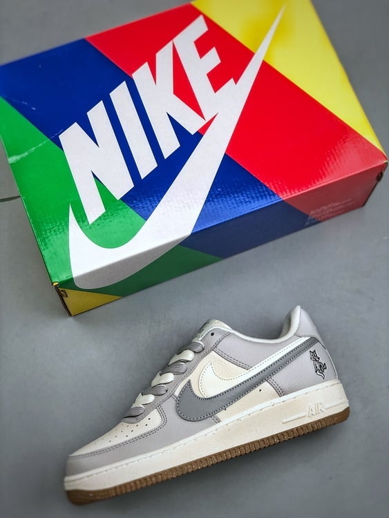 Nike Air Force 1 Low 07 Cinza e Branco Duplo Swoosh - Vista 8