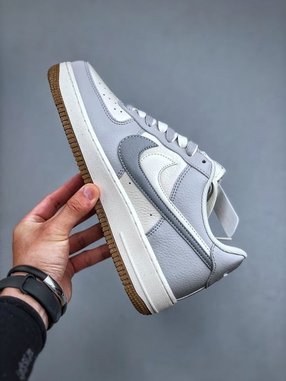Nike Air Force 1 Low 07 Cinza e Branco Duplo Swoosh - Vista 9