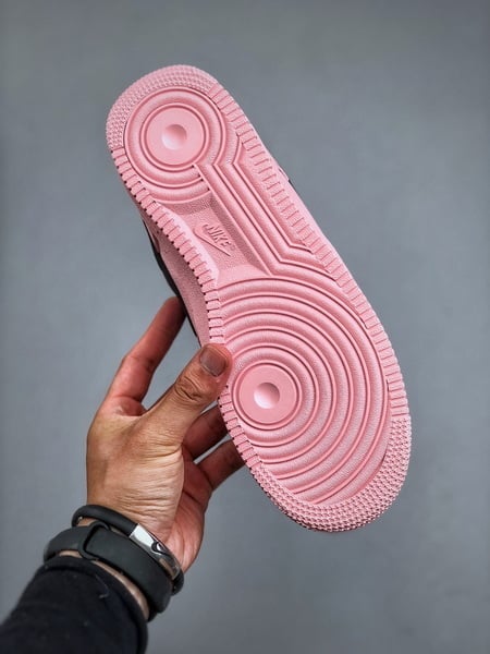Nike Air Force 1 Low 07 Rosa com Swoosh Preto - Vista 3