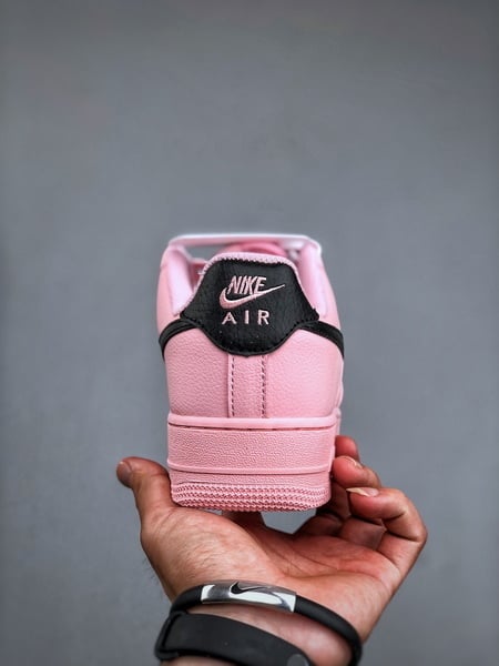 Nike Air Force 1 Low 07 Rosa com Swoosh Preto - Vista 4