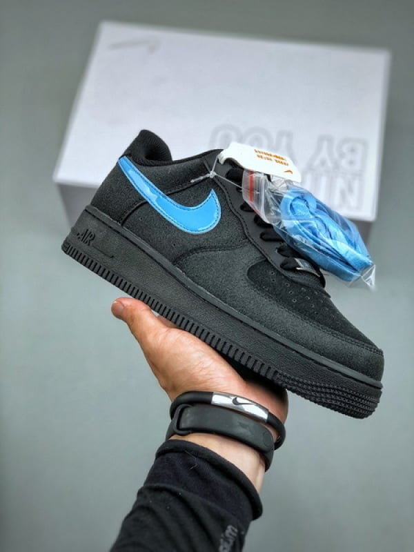 Nike Air Force 1 Low Preto com Swoosh Azul - Vista 1