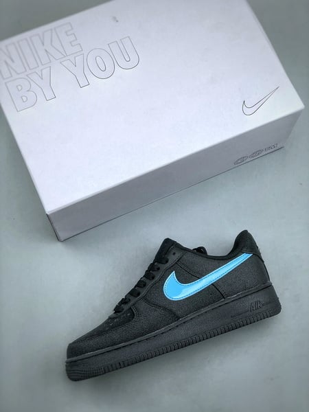 Nike Air Force 1 Low Preto com Swoosh Azul - Vista 8