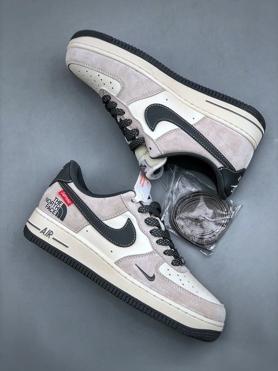 Nike AF1 Low 07 Colaboração The North Face x Supreme - Vista 2