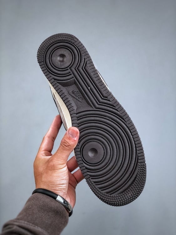 Nike Air Force 1 '07 Low Colaboração Stüssy Castanho - Vista 3