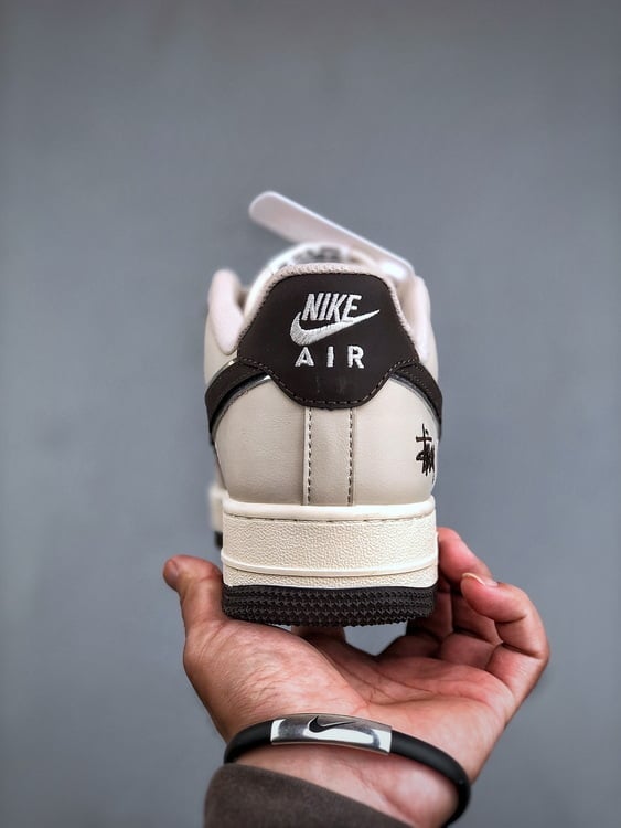 Nike Air Force 1 '07 Low Colaboração Stüssy Castanho - Vista 4