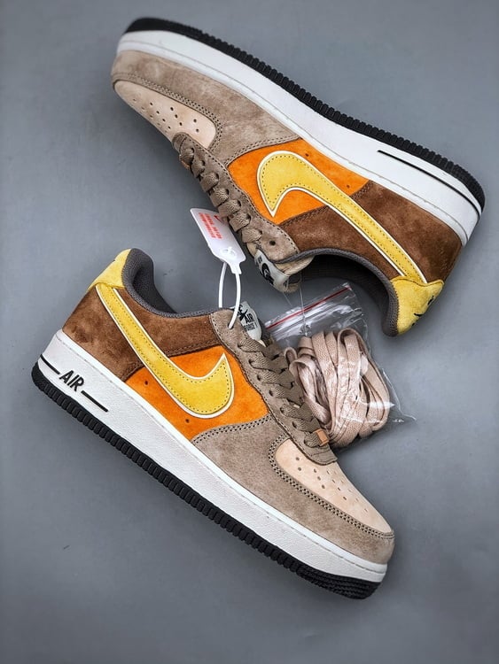 Nike Air Force 1 Low Camurça Bege e Castanho - Vista 2