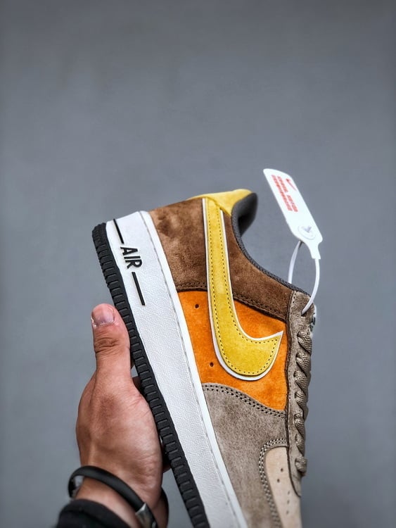 Nike Air Force 1 Low Camurça Bege e Castanho - Vista 5