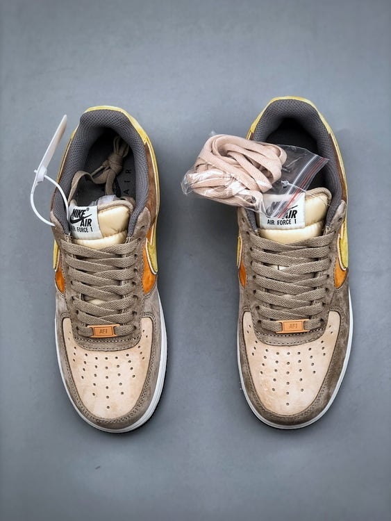 Nike Air Force 1 Low Camurça Bege e Castanho - Vista 6