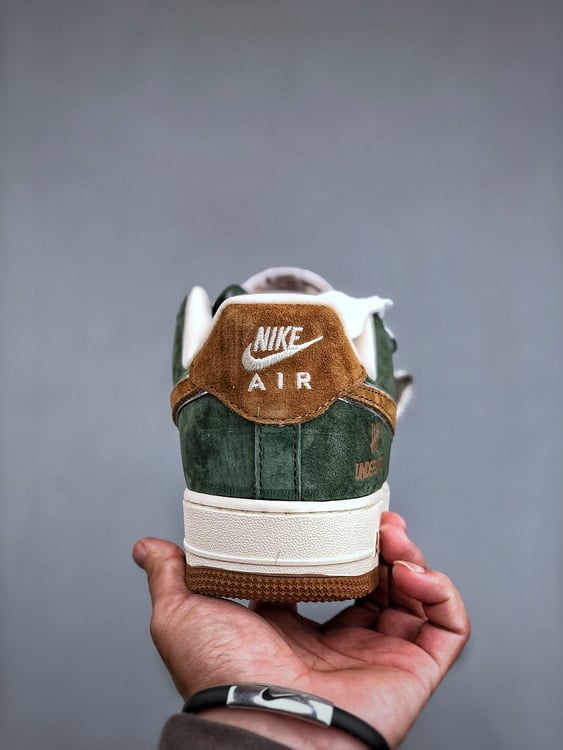 Nike Air Force 1 '07 Low UN Colaboração Verde Musgo - Vista 4