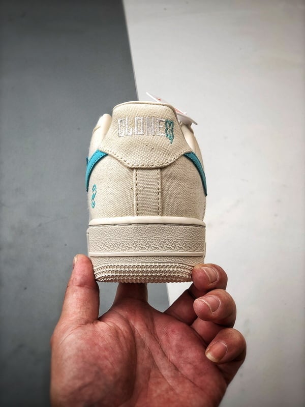 RTFKT x Air Force 1 Human bege e Azul - Vista 3