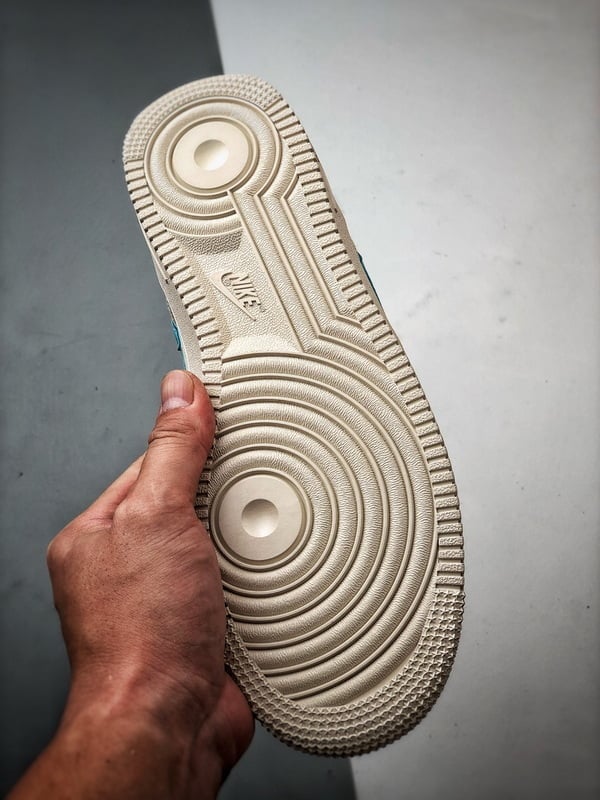 RTFKT x Air Force 1 Human bege e Azul - Vista 4