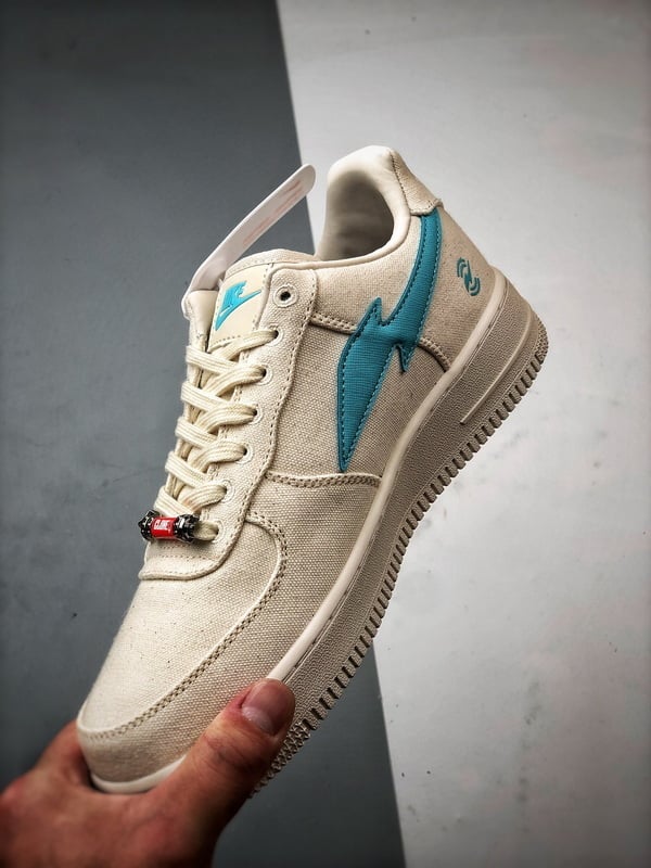 RTFKT x Air Force 1 Human bege e Azul - Vista 5