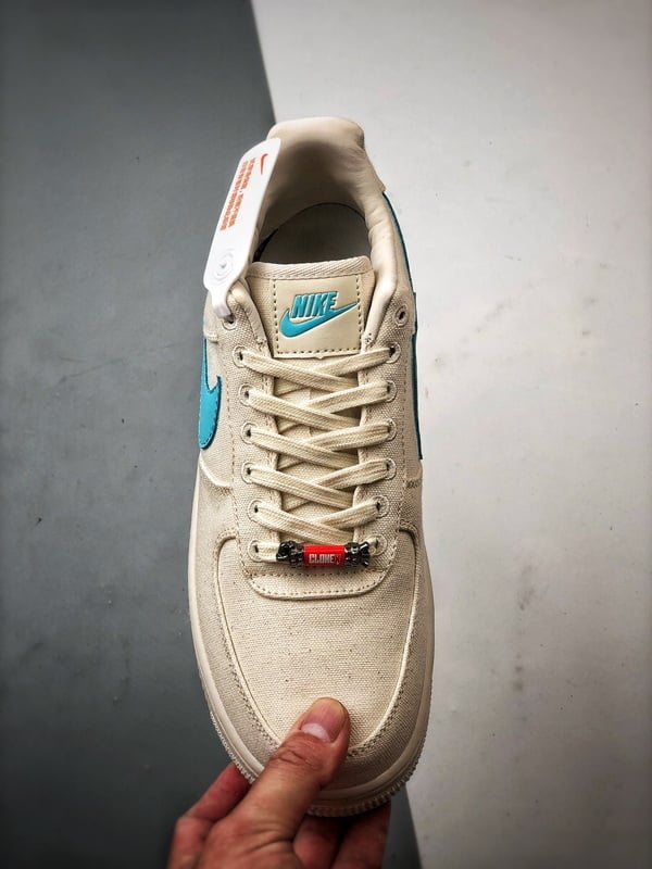 RTFKT x Air Force 1 Human bege e Azul - Vista 9