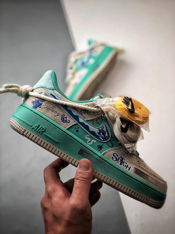 Stitch x Nike Air Force 1 Low Cinza e Verde - Vista 7