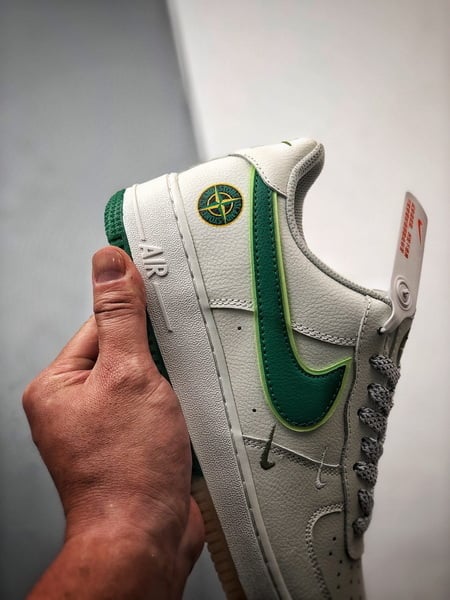 Stone Island x Air Force 1 Low Bege, Verde e Reflexo - Vista 2