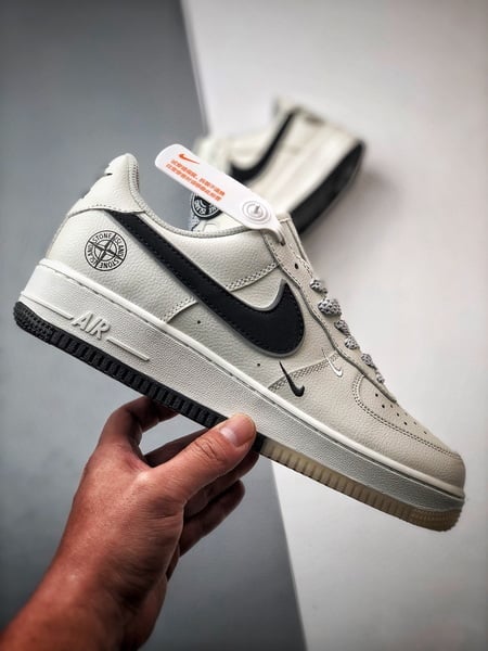 Stone Island x Air Force 1 Low Bege, Branco e Preto Reflexo - Vista 2