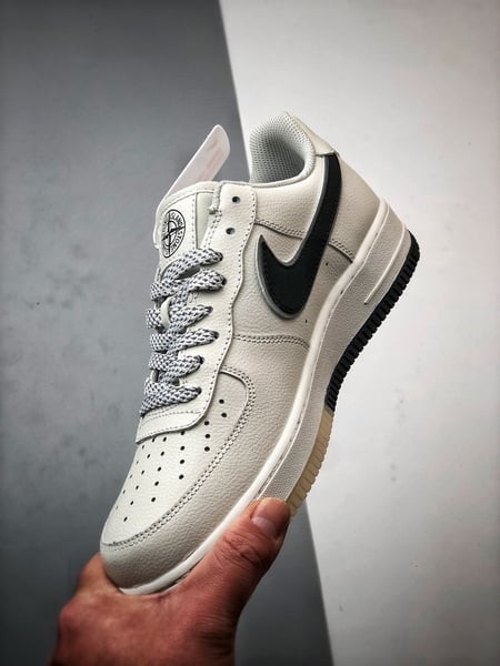 Stone Island x Air Force 1 Low Bege, Branco e Preto Reflexo - Vista 6