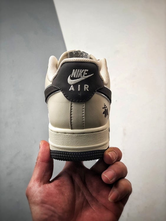 Stussy x Air Force 1 Low Bege Cinzento e Castanho Escuro - Vista 3