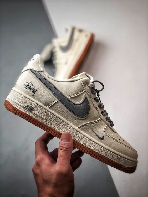 Stussy x Nike Air Force 1 Low Cinza - Vista 7