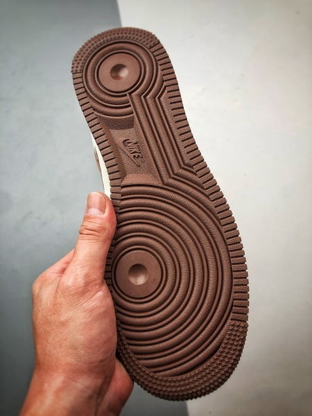 Stussy x Air Force 1 Low Marfim e Marrom - Vista 4