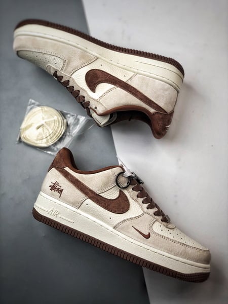 Stussy x Air Force 1 Low Marfim e Marrom - Vista 6