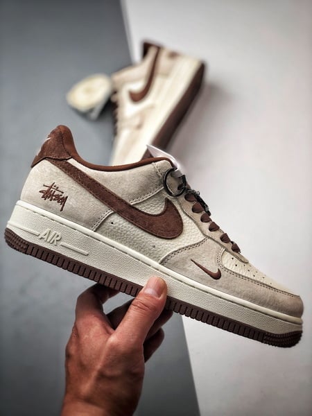 Stussy x Air Force 1 Low Marfim e Marrom - Vista 7