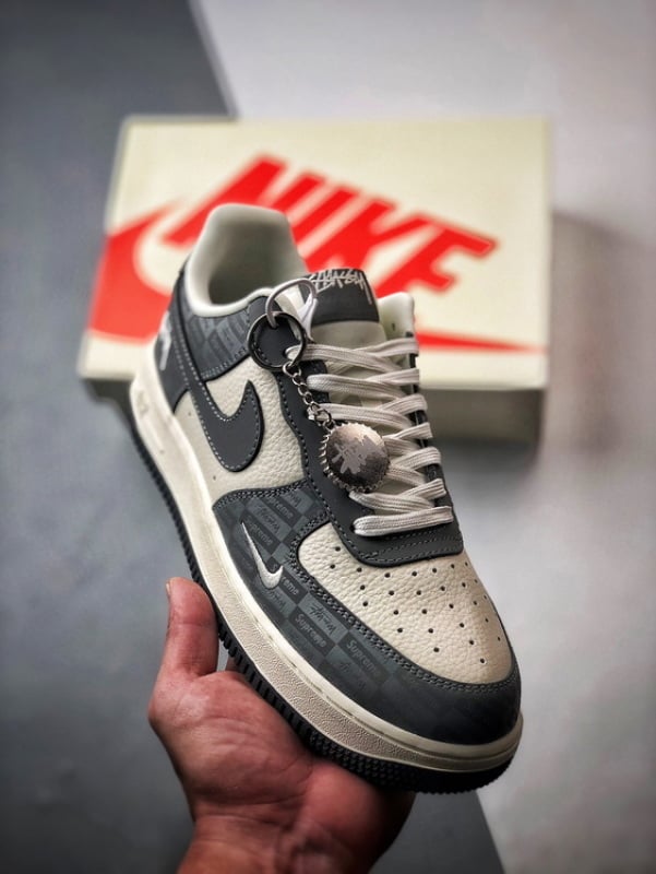 Stüssy x Air Force 1 Low Bege e Cinzento Escuro - Vista 1