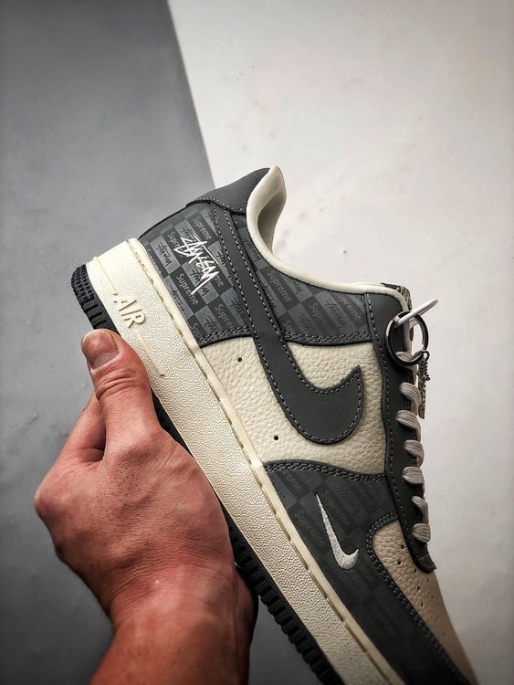 Stüssy x Air Force 1 Low Bege e Cinzento Escuro - Vista 2