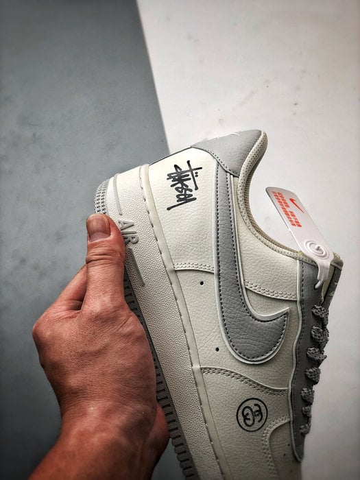 Stussy x Air Force 1 Low Creme e Cinza Reflectivo - Vista 2