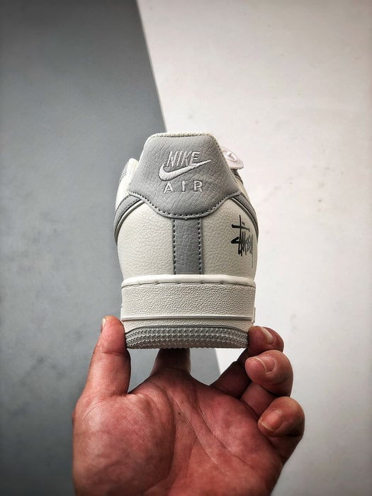 Stussy x Air Force 1 Low Creme e Cinza Reflectivo - Vista 3