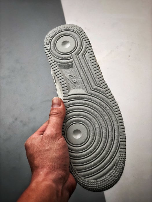 Stussy x Air Force 1 Low Creme e Cinza Reflectivo - Vista 4