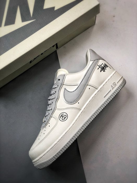 Stussy x Air Force 1 Low Creme e Cinza Reflectivo - Vista 8