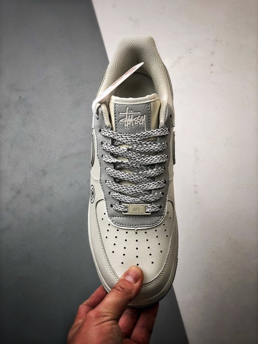 Stussy x Air Force 1 Low Creme e Cinza Reflectivo - Vista 9