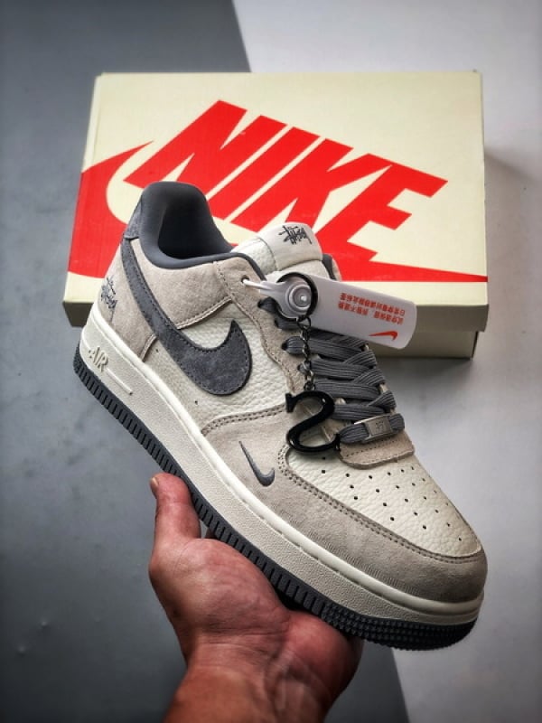 Stussy x Air Force 1 Low Creme e Cinza - Vista 1