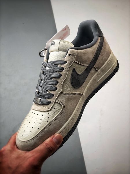 Stussy x Air Force 1 Low Creme e Cinza - Vista 5