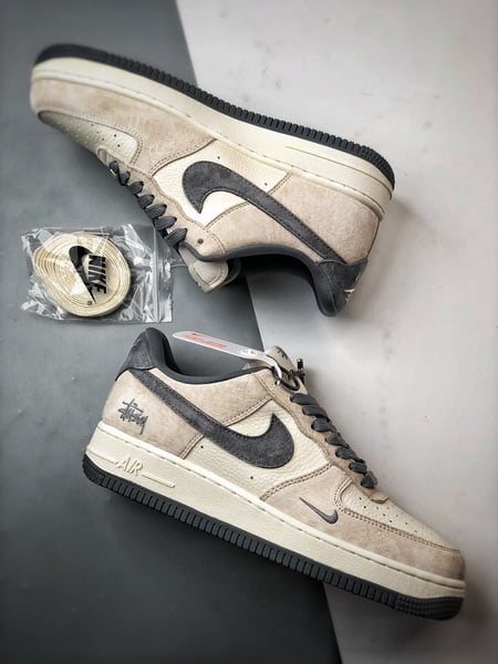 Stussy x Air Force 1 Low Creme e Cinza - Vista 6
