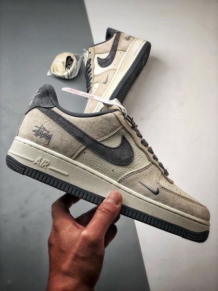 Stussy x Air Force 1 Low Creme e Cinza - Vista 7