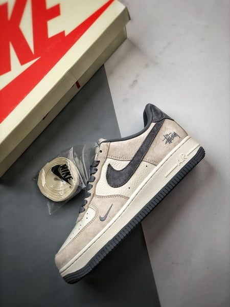 Stussy x Air Force 1 Low Creme e Cinza - Vista 8