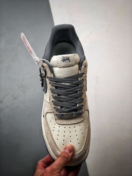 Stussy x Air Force 1 Low Creme e Cinza - Vista 9