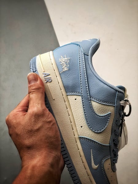 Stussy x Air Force 1 Low Off-White e Azul - Vista 2