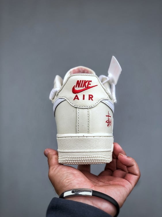 Stussy x Nike Air Force 1 Low 07 - Vista 4