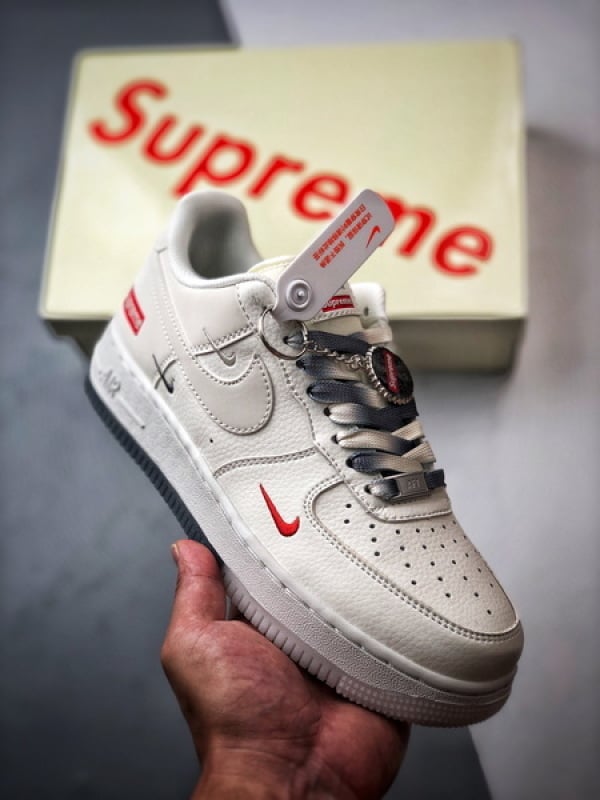 Sup x Air Force 1 Low Branco e Cinzento Gradiente Três Ganchos - Vista 1