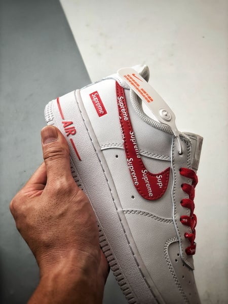 Sup x Air Force 1 Low Branco e Vermelho - Vista 2