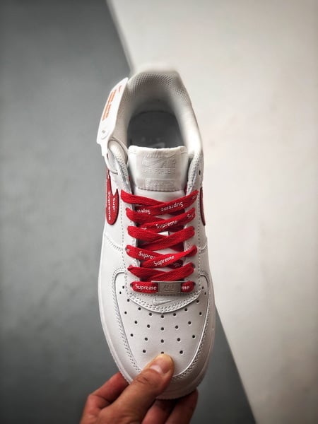 Sup x Air Force 1 Low Branco e Vermelho - Vista 9