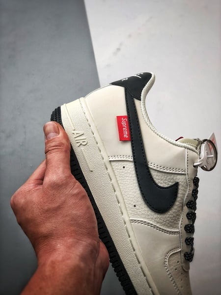 Sup x Air Force 1 Low Branco e Preto Refletivo - Vista 2