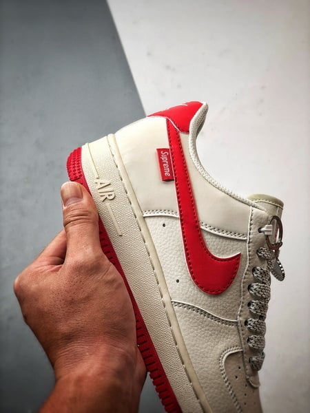 Sup x Air Force 1 Low Branco e Vermelho 3M - Vista 2